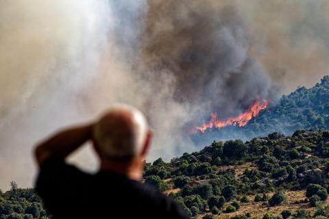 Un hombre contempla un incendio forestal declarado en el término municipal de Navaluenga (Ávila), el pasado viernes. EFE/ Raúl Sanchidrián